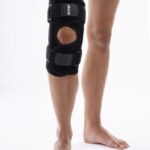 Kelio įtvaras su stabilizuojančiais lankstais